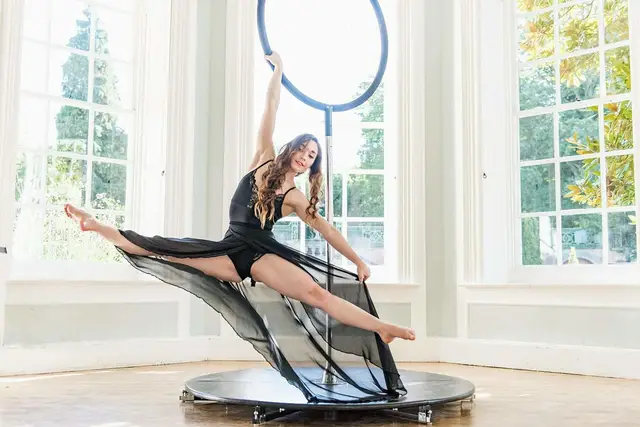 Freestanding aerial hoop for shows or champagne pouring: aerial performers