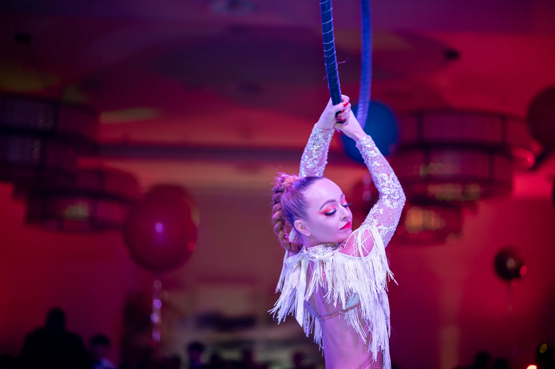 Singer and aerialist: aerial performers, circus showman theme