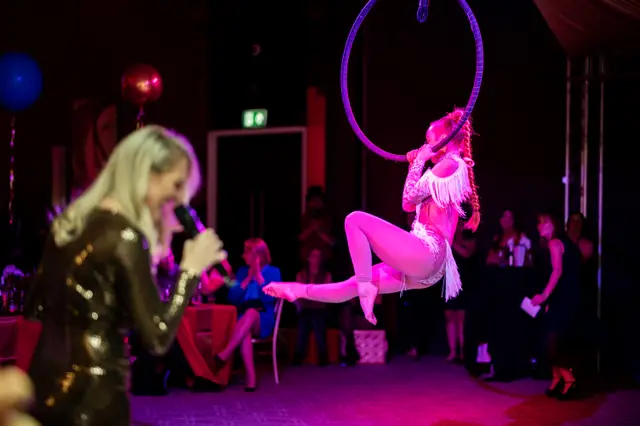 Singer and aerialist: aerial performers, circus showman theme