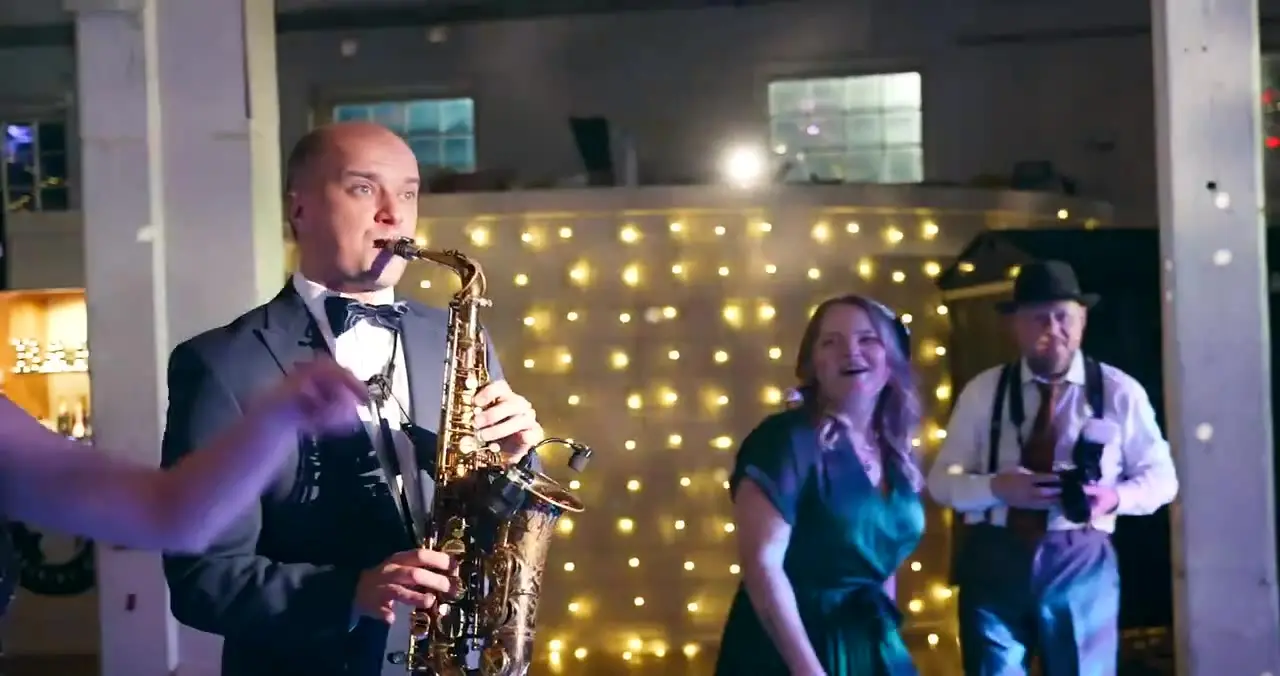Improv at Gatsby event: saxophonists, gatsby theme