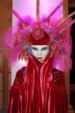 Fuscia Venetian: living statues, enchanted garden theme