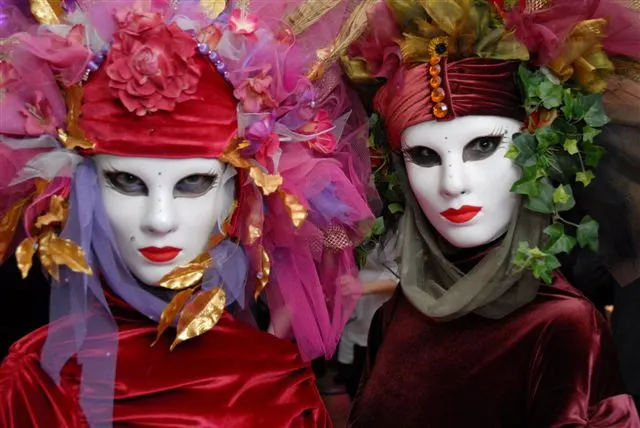 Venetian Twins: living statues, enchanted garden theme