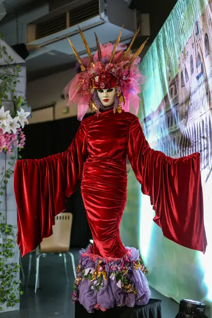 Venetian statue: living statues, enchanted garden theme