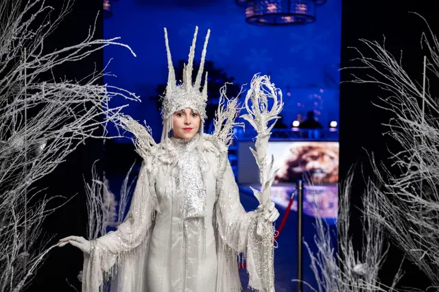 Ice queen: living statues, winter wonderland theme