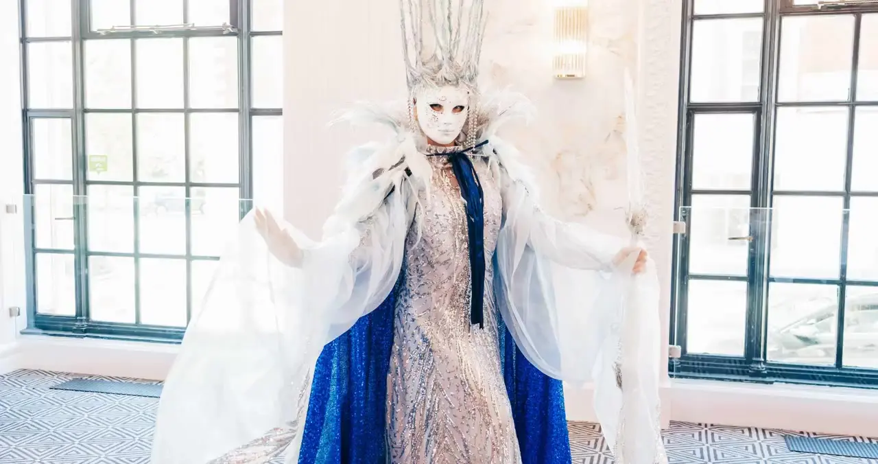 Snow venetian ice queens: living statues, winter wonderland theme